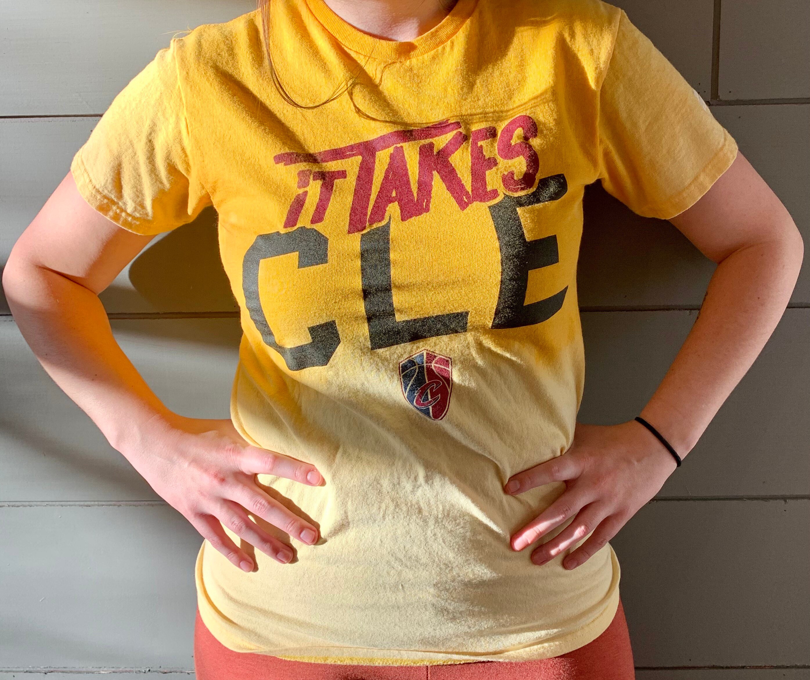 Cleveland Basketball T-shirt Small 