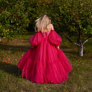 Hermoso vestido fucsia brillante con lentejuelas, vestido largo con volantes. Vestido corsé con mangas, mangas hermosas y exuberantes, vestido largo de fiesta.