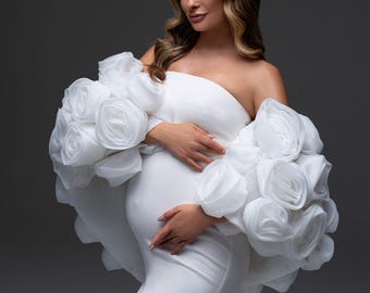 Une image délicate d'une mariée faite de roses,Silhouette fleurie,Cape luxueuse faite main,Robe blanche,Roses en organza sur les épaules