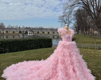 Robe rose royal, image aérienne délicate, robe de mariée de style guimauve, jupe longue, moelleuse et poudrée, robe à fleurs, robe avec papillons