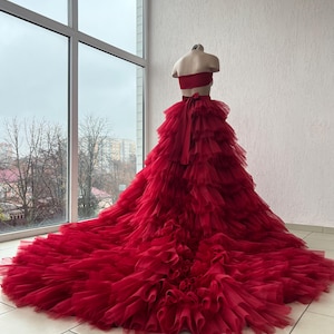 Eldröd hel kjol, Körsbärsröd lång omlottkjol, Ljus luftig kjol, En elegant look för röda mattan, Vinröd klänning med slits, Eldröd bröllopsklänning
