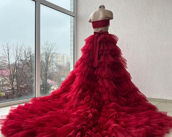 Jupe évasée rouge feu, jupe longue portefeuille cerise, jupe aérée lumineuse, un look chic pour le tapis rouge, robe bordeaux avec fente, mariage rouge feu