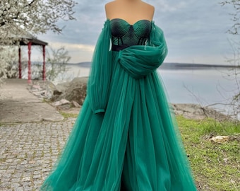Une fabuleuse robe corset émeraude. Image de mariage de serpent. Robe longue verte silhouette. Robe de style fée des forêts
