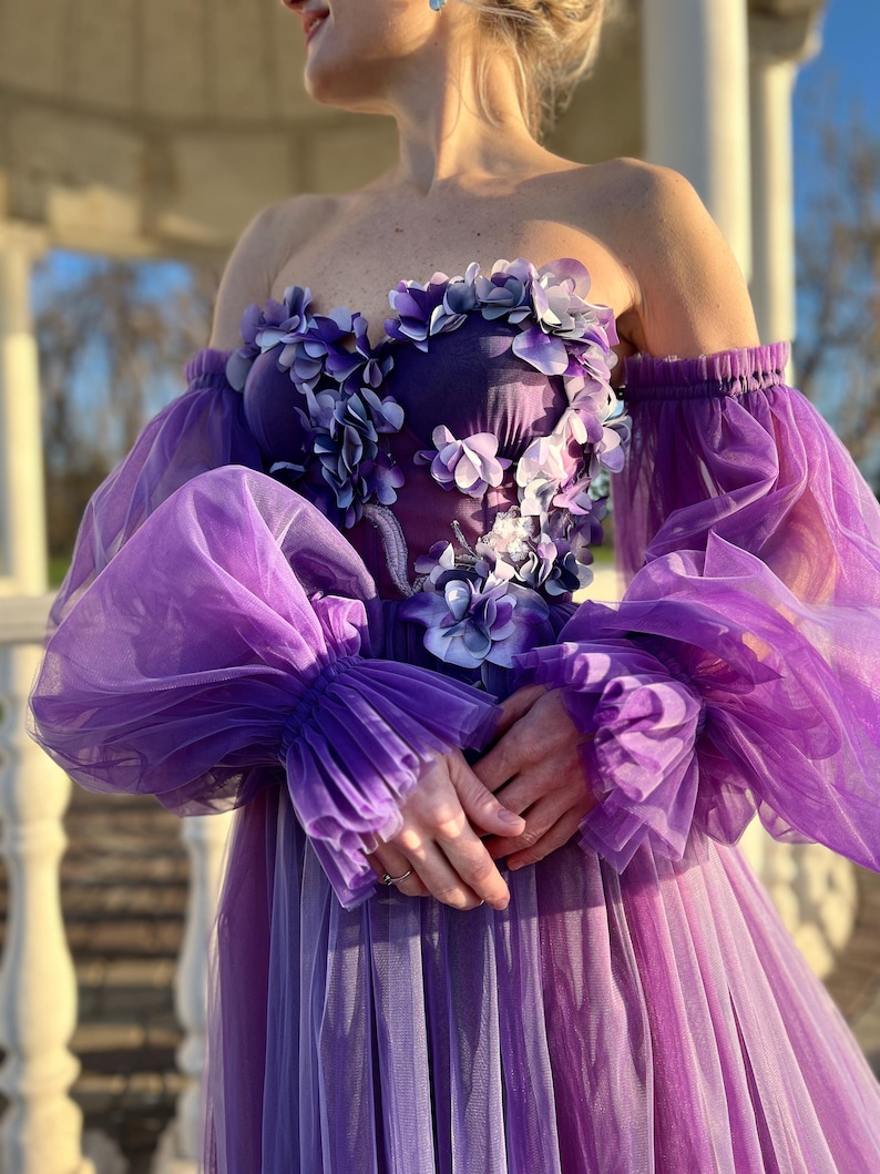 Lila blommig långklänning. En sofistikerad ballook i lavendel. Ombre blommig korsettklänning. Handgjord klänning från sagoskick. Fantastisk kostym bild 1