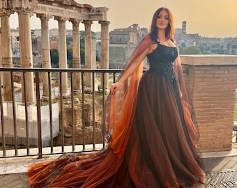 Gothic Ombre Brautkleid, Dramatisches, lebendiges Bild, Kupferrotes flauschiges Märchenkleid, Feuriges Lagenkleid, Ein schickes Korsett mit fließenden Ärmeln