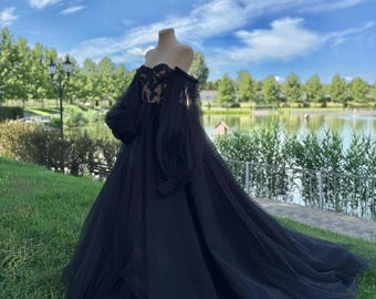 Langes schwarzes Brautkleid, Korsettkleid mit Spitze, Gothic-Brautkleid aus Tüll, A-Linien-Kleid mit Schleppe, Korsett mit Cups und voluminösen Ärmeln