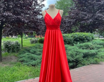 Robe de soirée fluide rouge. Robe fluide lumineuse avec fente. Robe de soirée dos nu. Robe écarlate élégante. Un look fougueux pour une occasion spéciale.
