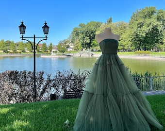 Ein volles Boho Kleid mit einem tiefen grünen Farbton,Kleider für die Zeremonie,Romantischer Stil für eine Hochzeit in der Natur,Korsettkleid mit mehrstufigem Rock