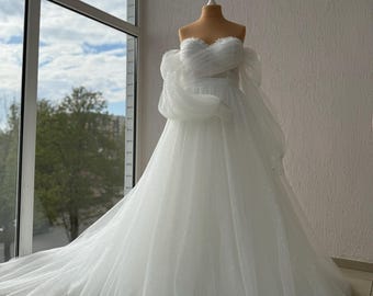 Funkelndes weißes Brautkleid, Voluminöses Glitzer-Brautkleid, Ein luxuriöses Kleid für eine heimliche Hochzeit, Weißes Kleid mit bedeckten Schultern