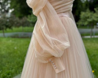 Robe de mariée nude volumineuse, Un look doux et poudré, Une mariée douce et crémeuse, Robe à manches vaporeuses, Robe corset longue beige, Jupe trapèze