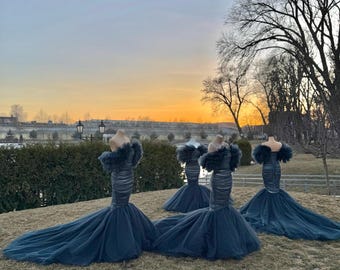 Robe sirène spectaculaire bleu marine foncé. Un look tendance bleu foncé avec des reflets métalliques. Robe de mariée à manches bouffantes