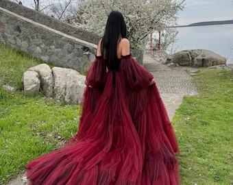 Gothic schwarz-rotes Puffy-Kleid, rotes und schwarzes ombre herzförmiges Korsett.Ein flauschiges Kleid im Vampir-Stil, Weinhochzeitskleid