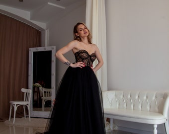 Schwarzes Korsett volles Kleid.Langes Kleid mit Zug.Kleid mit Spitzenoberteil.Kleid mit nackten Schultern.Layered Mesh-Rock Wunderschöne schwarzes Kleid.Für Foto
