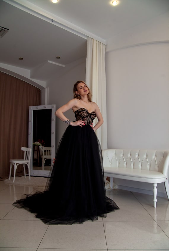 Black corset full dress.Long dress with train.Dress with lace top.Dress with bare shoulders.Layered mesh skirtGorgeous black dress.For photo