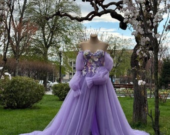 Lavendelfärgad klänning med 3D-blommor, Lyxig fluffig lila klänning. Blommig balklänning, Blommig bröllopslook. Sagolik, fluffig klänning