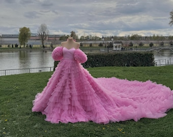 Ein zartrosa Kleid mit endloser Schleppe, ein marshmallowfarbenes Kleid mit vielen Rüschen, ein luftiger Rock, ein leuchtend pinkes Brautkleid, ein luxuriöses Kleid