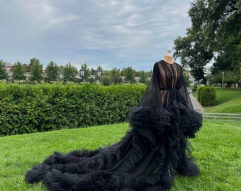 Un peignoir luxueux et transparent avec des volants, une robe cape noire avec une traîne, de style gothique, une photo de couverture transparente pour la grossesse, un peignoir pour le matin de la mariée