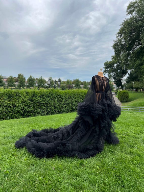 A lush, sheer robe with ruffles,Black cape dress with train,Gothic style ,Transparent maternity photo cover,A robe for the bride's morning