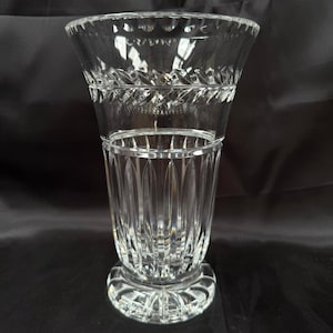 Balmoral kristallvas – etsad bladdesign | Elegant utsvängd glasvas | Samlarobjekt för heminredning i presentask