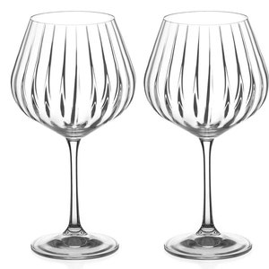 Peut inclure: Deux verres à vin en verre transparent avec un design cannelé. Les verres ont un large bol et une longue tige.