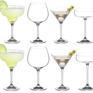 Può includere: Set di sei bicchieri da cocktail in vetro trasparente, tra cui due bicchieri per margarita, due bicchieri per martini e due bicchieri da coupe. I bicchieri sono vuoti e disposti in due file da tre.