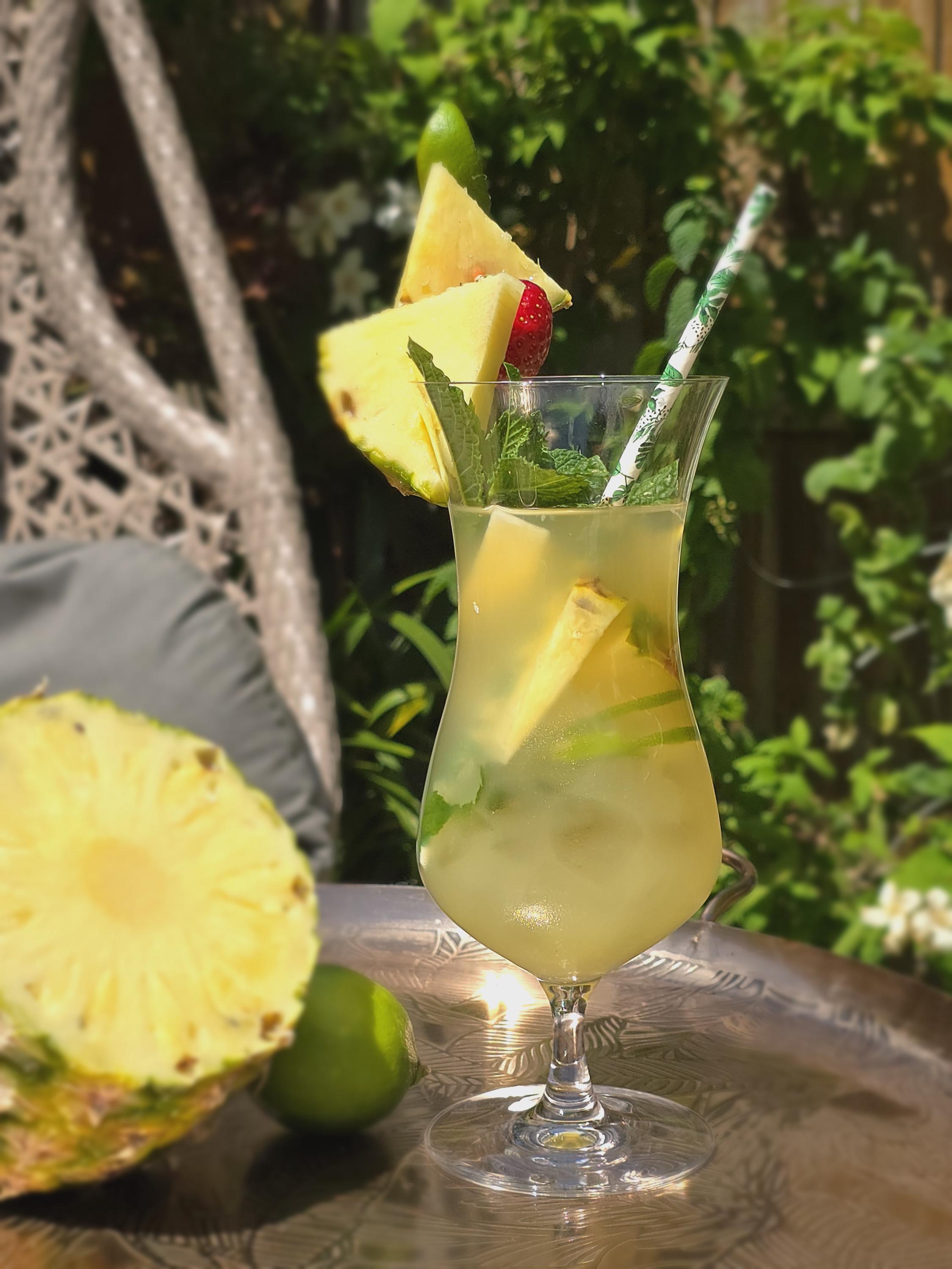 Amyhill 8 Pcs Hurricane Glasses Set 15.5 Oz Pina Colada Glasses Cocktail Glasses