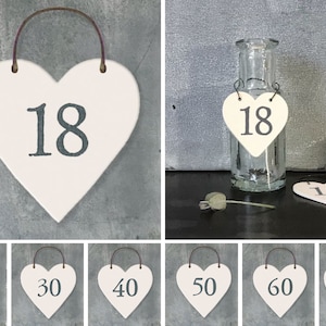 Piccola etichetta a forma di cuore in legno per il compleanno: aggiunta perfetta a quel regalo speciale