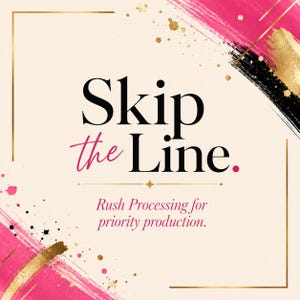 Può includere: Un grafico quadrato con sfondo color crema che presenta il testo nero Skip the Line e il testo rosa Rush Processing for priority production. Il design include pennellate dorate e rosa, schizzi di vernice nera e linee dorate.