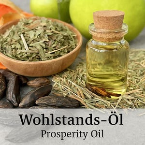 Può includere: Una bottiglia di vetro piena di un liquido giallo dorato, etichettata "Wohlstands-Öl Prosperity Oil". La bottiglia è appoggiata su un letto di erbe secche e ha un tappo di sughero.