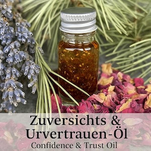 Può includere: Una piccola bottiglia di vetro con un tappo argentato riempita di olio dorato. La bottiglia è circondata da fiori di lavanda e petali di rosa. L'etichetta sulla bottiglia recita "Zuvversichts & Urvertrauen-Öl Confidence & Trust Oil".