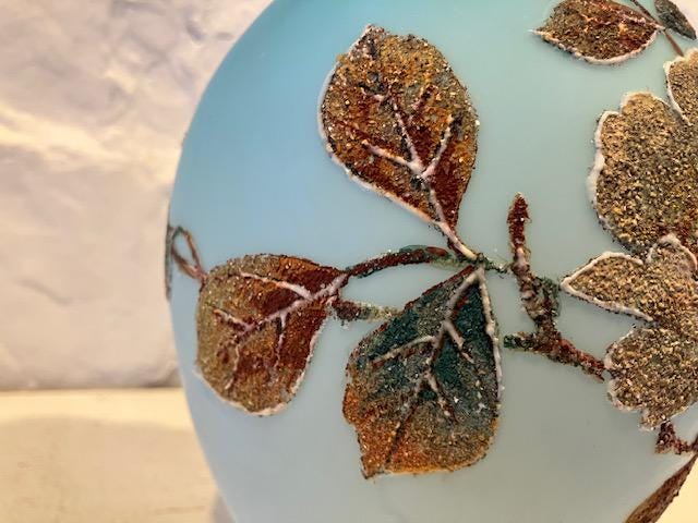 アンティークのコーラル花瓶、おそらくマウントワシントン、花の