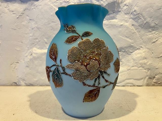 アンティークのコーラル花瓶、おそらくマウントワシントン、花の