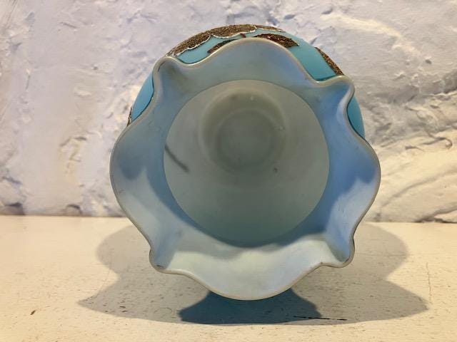 アンティークのコーラル花瓶、おそらくマウントワシントン、花の