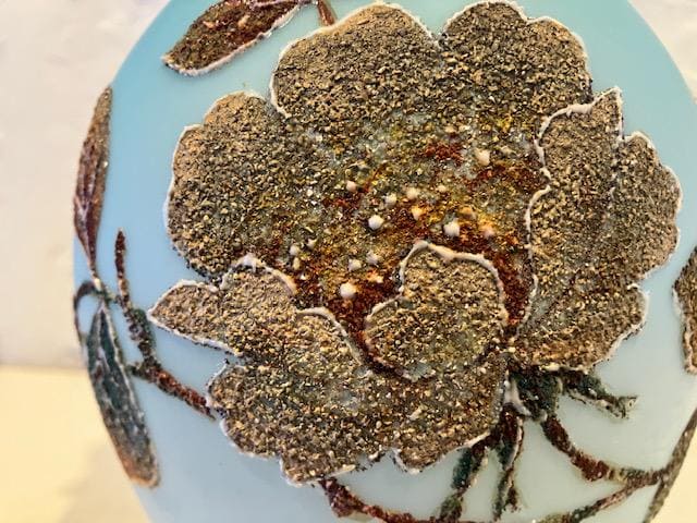 アンティークのコーラル花瓶、おそらくマウントワシントン、花の