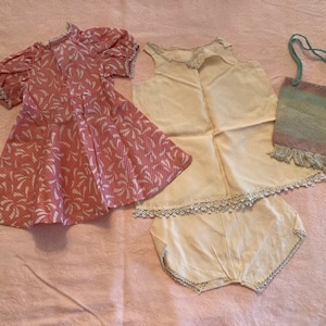 Gruppierung von 3 Vintage Puppenkleidung, um 1930: Kleid, Strampler, Geldbörse