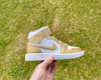 Jordan 1 Mids Dourado Personalizado Pintado à Mão: Tênis Exclusivos
