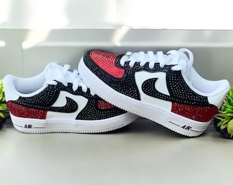 Tênis Nike Air Force 1 personalizados com cristais nas cores preto, vermelho e branco.