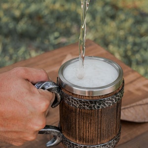 Stainless Steel Beer Tankard 20 oz Tavern Style Mug for Hot or Cold Drinks Imitation Wood & Iron Bild 6