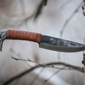 Hand-Forged Viking Knife: Raven&#39;s Head Hilt, Carbon Steel Blade & Genuine Leather Belt Sheath