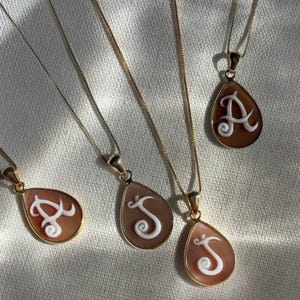 Colgante con la letra J, iniciales, collar con camafeo, delicado collar minimalista dorado, camafeo de concha, joyería minimalista, regalo de boda, aniversario