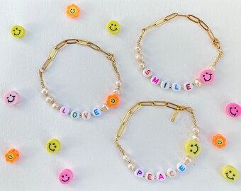 Armband aus Süßwasserperlen mit goldener Gliederkette und Smiley Blume Buchstaben/ personalisierbar / Perlenarmband / Schmuck / Geschenk
