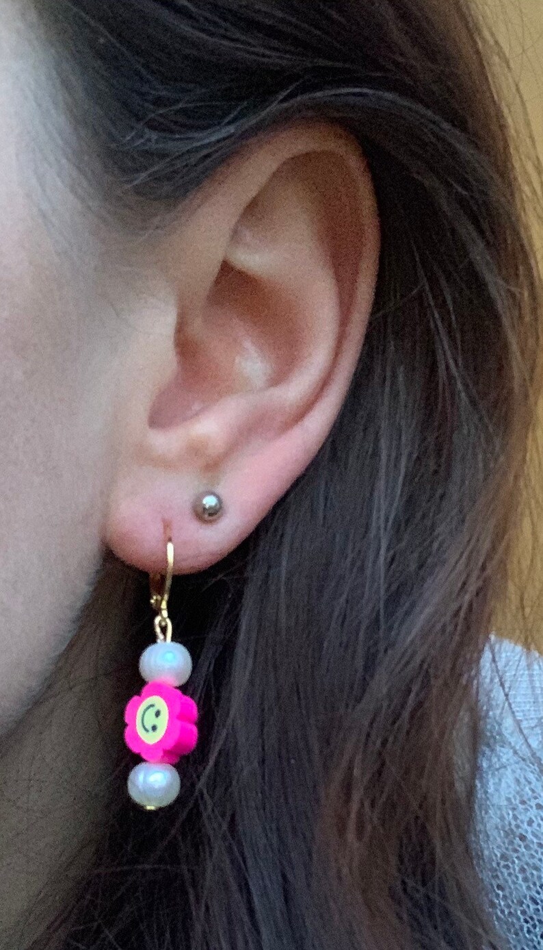Mini Hoop Earrings In Gold Or Silver With Smiley Bead Flower Bead Freshwater Pearls Pearl Earrings Hoops Gift Jewelry Earrings Valresa Com