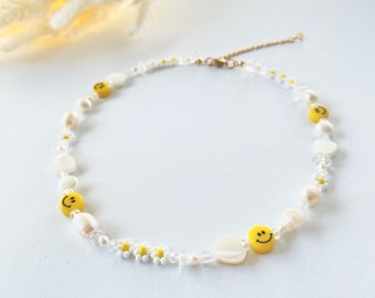 Kurze Halskette mit Süßwaserperlen, Gänseblümchen und Smileys / Choker Damen aus Perlen / Perlenkette mit Smileys