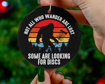 Ozdoba świąteczna do Disc Golfa Ozdoba Bigfoot Nie wszyscy, którzy wędrują, są zagubieni Zabawna ozdoba świąteczna Prezent do Disc Golfa Ozdoba świąteczna Sasquatch