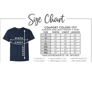 Pode incluir: Tabela de tamanhos para uma camiseta de peso pesado tingida em pe&ccedil;a Comfort Colors 1717. A tabela mostra as medidas em polegadas para a largura, o peito e o comprimento para os tamanhos S a 4XL. A camiseta &eacute; feita de 100% algod&atilde;o penteado em anel e tem um caimento relaxado, uma etiqueta de sarja e um tecido lavado macio.