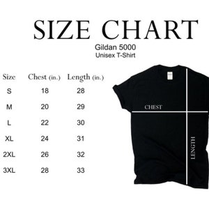 以下が含まれることがあります： 黒色のGildan 5000ユニセックスTシャツとサイズチャート。サイズチャートには、Sから3XLまでのサイズの胸囲と着丈がインチで記載されています。胸囲は45.7cmから71.1cm、着丈は71.1cmから83.8cmです。