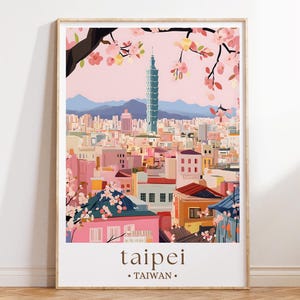 Op de afbeelding: Een ingelijste kunstdruk van Taipei, Taiwan, met een stadsgezicht met een hoge groene toren en roze gebouwen. Kersenbloesems omlijsten de bovenkant van de afbeelding. Het woord "taipei" staat onderaan gedrukt, met "TAIWAN" eronder.
