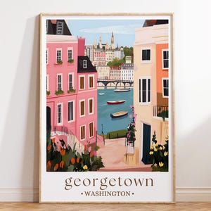 Peut inclure: Une affiche encadrée présentant une illustration colorée de Georgetown, Washington. L'œuvre représente des bâtiments aux tons rose, pêche et crème, avec une rivière et des bateaux au premier plan. L'impression comprend le texte "georgetown • WASHINGTON."