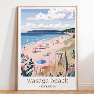 Könnte beinhalten: Ein gerahmter Kunstdruck von Wasaga Beach, Ontario. Die Illustration zeigt eine sonnige Strandszene mit Menschen, Sonnenschirmen und Segelbooten. Das Kunstwerk zeigt einen hellblauen Himmel mit Wolken, einen blauen Ozean und rosa Sand.
