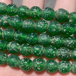 10 mm indonesiska gröna antika Java-glaspärlor - Hantverksmässig -- Havsglas - 24"